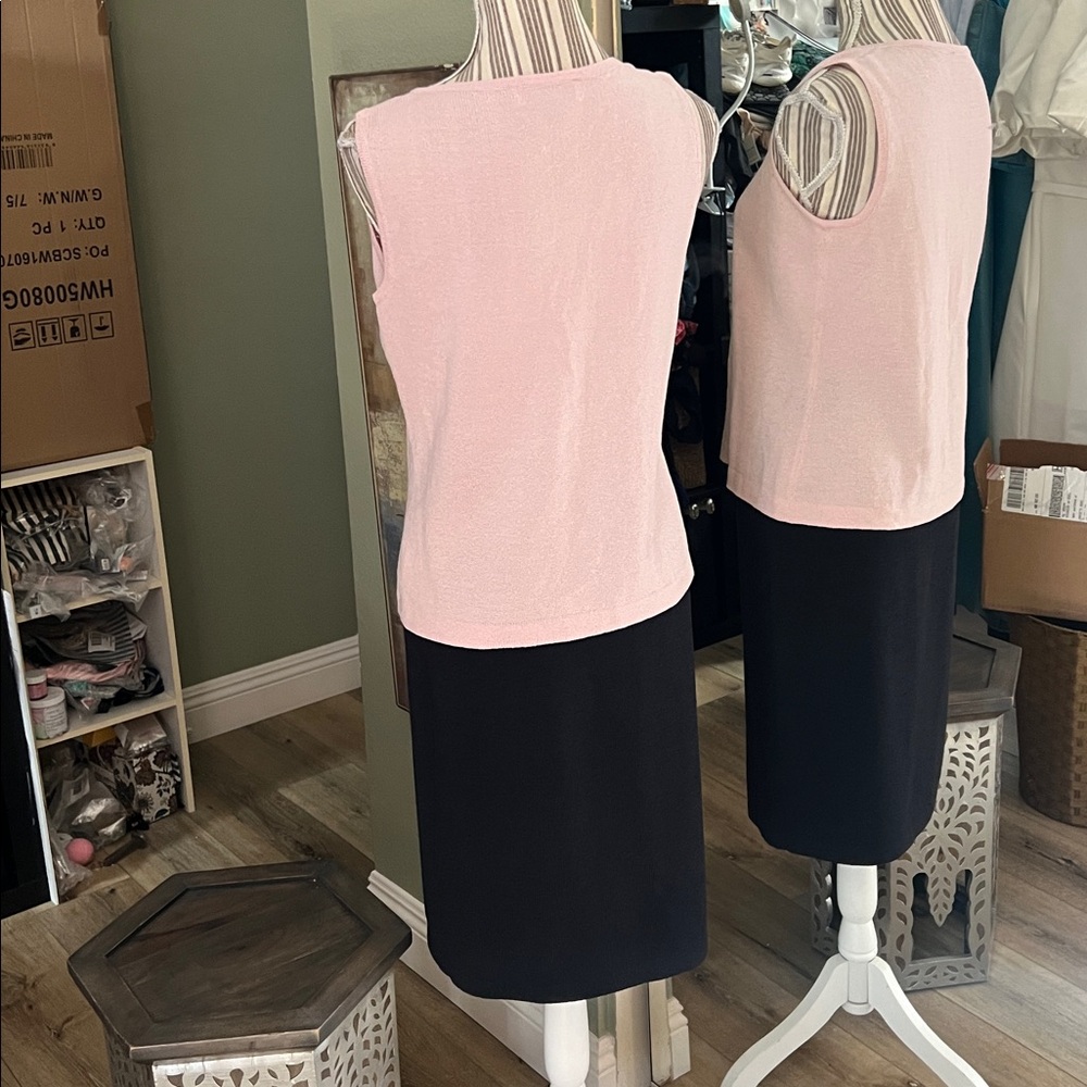 🛑 1 hour sale. St. John, Set - Light Pink Knit Top (S) and Black Knit Skirt (2) - Picture 7 of 12
